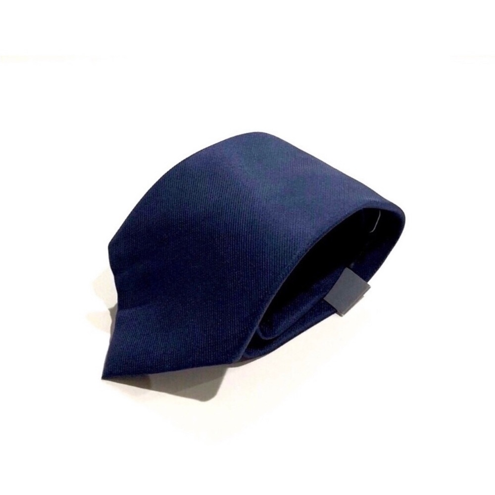 Kenneth Cole Reaction Navy Blue tie.
100% Silk NWT